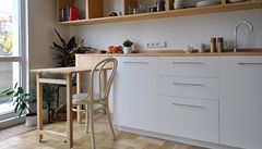 Detail kuchyně s rozloženým stolkem. | na serveru Lidovky.cz | aktuální zprávy
