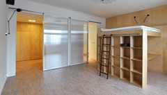 Byt .1 na Vinohradech: Hlavní obytná místnost obsahuje box s integrovaným spaním, pracovnou i kuchyní. Navíc me být pímo propojena s koupelnou a zádveím.