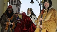 Herci vybírají p�ísp�vky do T�íkrálové sbírky Charity �eské republiky