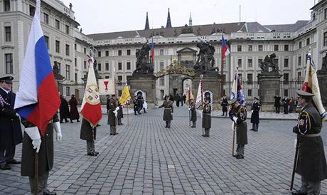 Vojáci Hradní stráe na Hradanském námstí v Praze na archivní fotografii chystají inauguraci prezidenta republiky 