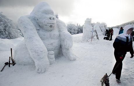Úastníci letoního roníku sochaského sympozia Snhové království dokonovali velké sochy ze snhu a ledu. 