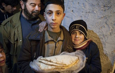 Nrok na chlb m 475 nejohroenjch rodin, kter od ns dostaly distribun kartiky. Kad rodina dostane denn 2,3 kilogramu chleba.