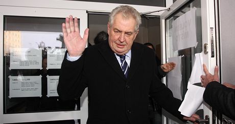 Miloš Zeman odvolil. K novinářům moc vstřícný ale nebyl. Jako obvykle. | na serveru Lidovky.cz | aktuální zprávy