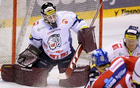 Pardubice - Bílí Tygi Liberec. Branká Marek Schwarz z Liberce