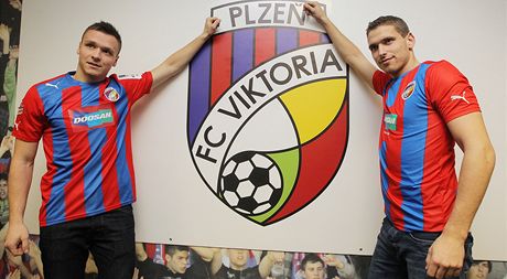 Fotbalisté Plzn Stanislav Tecl (vlevo) a Jan Kovaík