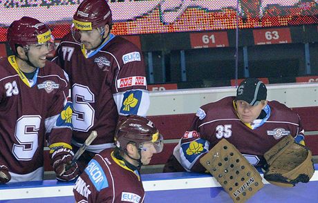 Sparta Praha - Bílí Tygi Liberec. Branká Marek Pinc ze Sparty (vpravo) zstal v utkání proti svým bývalým spoluhrám na lavice. Na snímku dále jsou Zleva) Alex Foster ze Sparty, Sacha Treille ze Sparty a Petr Tenkrát 