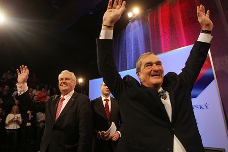 Milo Zeman (vlevo) a Karel Schwarzenberg picházejí na debatu v televizi Prima.