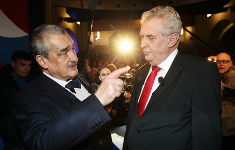 Karel Schwarzenberg a Milo Zeman ped prezidentskou volbou (snímek z 22. ledna2013)