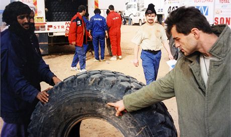Jaroslav Lama ukazuje prstely v pneumatice.