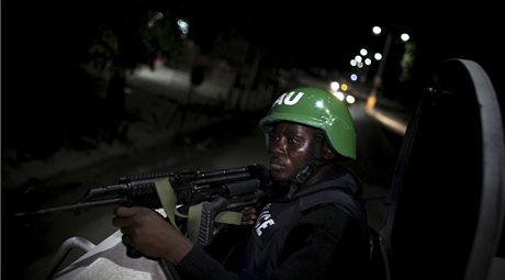 Nigerijský policení dstojník, který hlídkuje v ulicích Mogadishu
