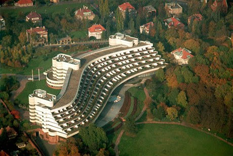 Ptihvzdikový Hotel Praha (na snímku z roku 2004) 