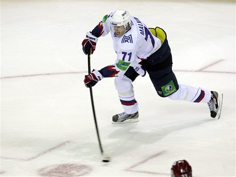 Ruský hokejista Jevgenij Malkin v dresu Magnitogorsku z KHL 