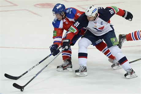 Lev Praha - Slovan Bratislava. Richard Gynge z týmu Lev Praha (vlevo) a Jan Lipianský ze Slovanu Bratislava