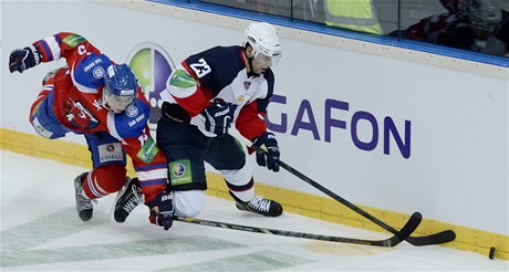 Lev Praha - Slovan Bratislava. Vitalij Karamnov z týmu Lev Praha (vlevo) a Andrej Kudrna ze Slovanu Bratislava