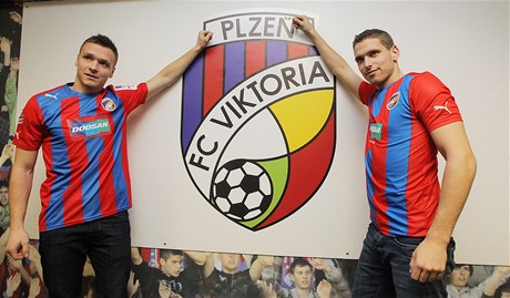 Fotbalisté Plzn Stanislav Tecl (vlevo) a Jan Kovaík