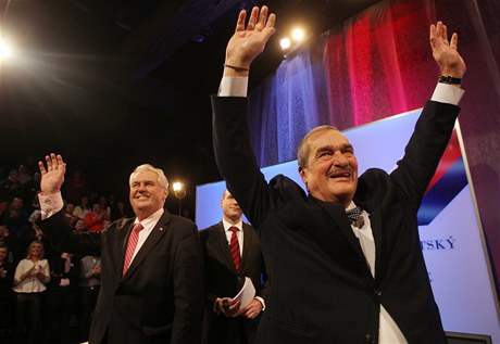 Miloš Zeman (vlevo) a Karel Schwarzenberg přicházejí na debatu v televizi Prima.