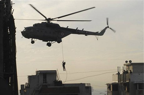 len speciálních jednotek se spoutí z helikoptéry (ilustraní foto)