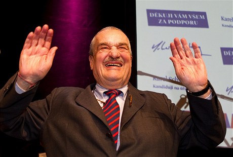 Karel Schwarzenberg se raduje z volebního úspchu.