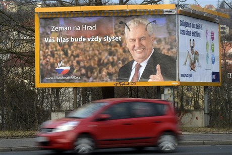 Miloš Zeman byl během listopadu a prosince vidět celkem na 1000 billboardech. 