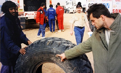 Jaroslav Lamač ukazuje průstřely v pneumatice.