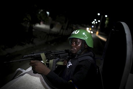 Nigerijský policení dstojník, který hlídkuje v ulicích Mogadishu