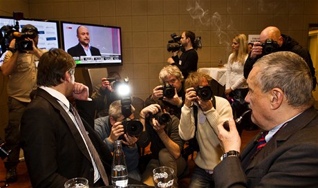 Volební táb Karla Schwarzenberga spokojen sleduje výsledky