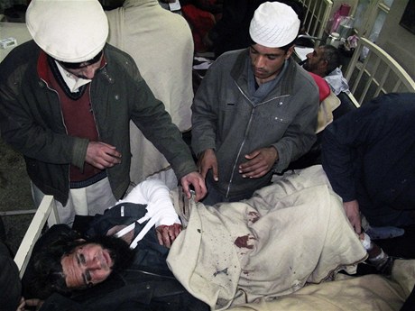 Zranný po explozi bomb v pákistánské Kvét