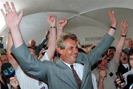 Milo Zeman slaví volební úspch SSD v roce 1996. 