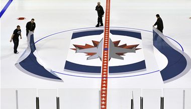 Piprava na stadionu ve Winnipegu vrchol