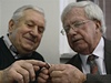 Miroslav eba (vlevo) a Lubomír Navrátil si prohlíejí nový kardiostimulátor na tiskové konferenci v praské Nemocnici Na Homolce