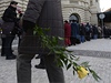 Lidé se přišli rozloučit s Jiřinou Jiráskovou s květinami