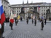 Vojáci Hradní stráe na Hradanském námstí v Praze na archivní fotografii chystají inauguraci prezidenta republiky 