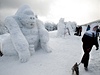 Úastníci letoního roníku sochaského sympozia Snhové království dokonovali velké sochy ze snhu a ledu. 