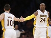Basketbalisté Los Angeles Lakers Kobe Bryant (vpravo) a Steve Nash
