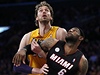 Basketbalista Miami Heat LeBron James a Pau Gasol z Los Angeles Lakers