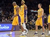 Smutní basketbalisté Loa Angeles Lakers. Zleva Kobe Bryant, Dwight Howard a Steve Nash