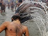 Hinduisté ví, e koupelí v Ganze ze sebe smyjí híchy. 