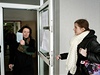 Ivana Zemanová skrývá tvá za volebními lístky, na manela po volb neeká a pedasn opoutí místnost 