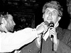 Sametový Milo Zeman ení v listopadu 1989, mikrofon mu pidruje herec Miroslav Donutil. 