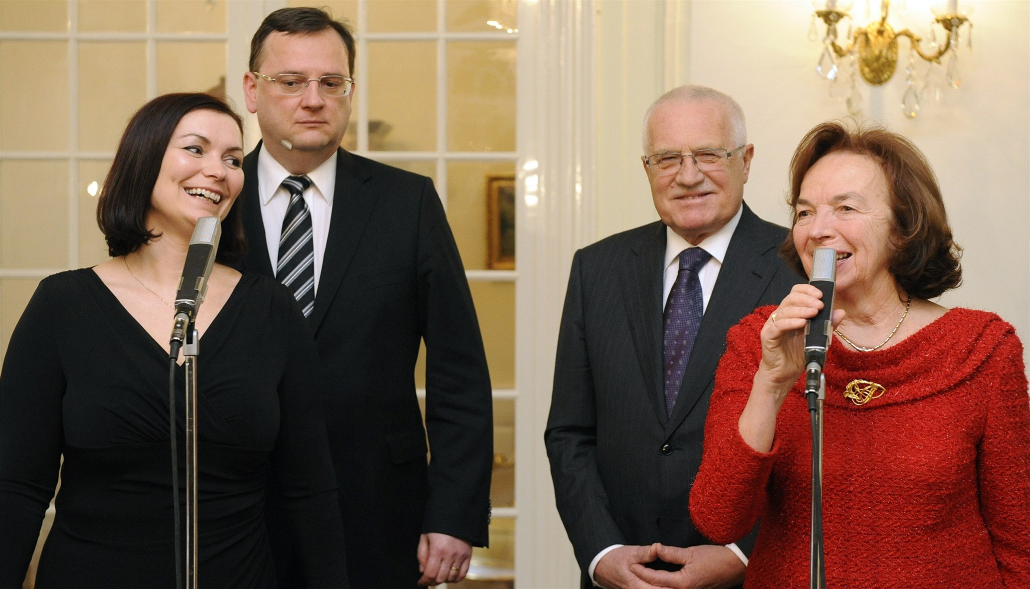 Prezident Václav Klaus (vpravo) a premiér Petr Ne�as se 2. ledna 2012 v Lánech se�li k novoro�nímu ob�du, kterého se zú�astnily i jejich man�elky Livia Klausová a Radka Ne�asová (vlevo).