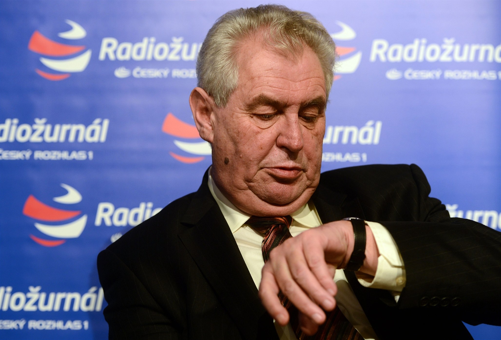 Milo� Zeman p�ed vysíláním rozhlasové debaty