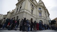Fronta p�ed divadlem Na Vinohradech