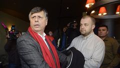 Neúsp�ný kandidát Jan Fischer hovo�í s noviná�i ve svém volebním �tábu