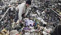 V Aleppu se neustále hromadí tuny odpadk, které nemá kdo odklízet. lovk v tísni u od nich kompletn vyistil jednou tvr.