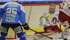 Plze� - T�inec. Tomá� Vlasák z Plzn� (vlevo) a t�inecký branká� �imon Hrubec