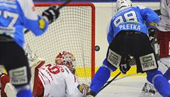 Plze� - T�inec. Václav Pletka z Plzn� (vpravo) st�ílí sv�j druhý gól v utkání. V brance T�ince je �imon Hrubec