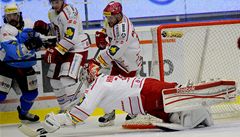 Plze� - T�inec. Branká� T�ince �imon Hrubec