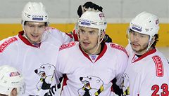 Lev Praha - eljabinsk. Autor prvního gólu eljabinsku Jan Bulis (uprosted) se raduje se spoluhrái Jevgenijem Kuzncovem (vlevo) a Stanislavem istovem (vpravo)