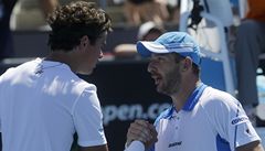 Kanadský tenista Milos Raonic (vlavo) a �ech Jan Hájek