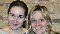 �eská ly�a�ka �árka Záhrobská (vlevo) a její fyzioterapeutka Lucie Sluková 